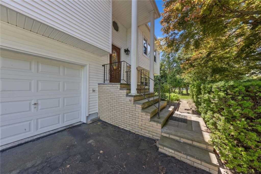 4 Meyer Oval, Pearl River, NY 10965 - Photo 2 of 33