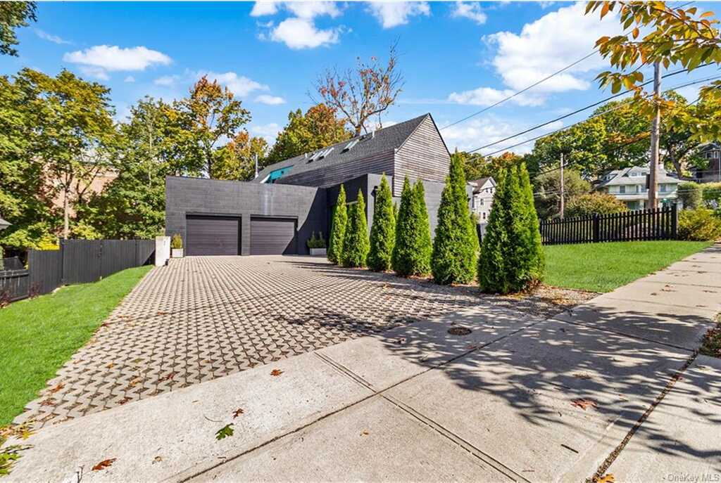 2 Woodland Place, White Plains, NY 10606