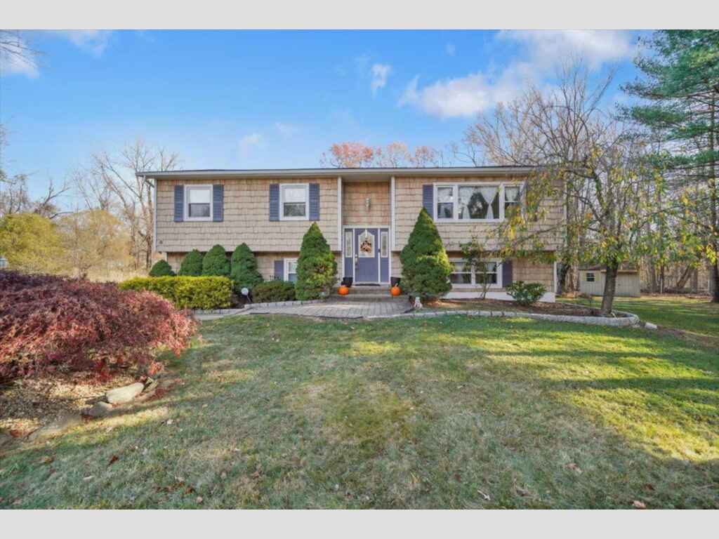 8 Green Bower Lane, New City, NY 10956