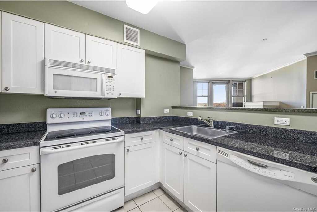 300 Mamaroneck Avenue, Unit #828, White Plains, NY 10605 - Photo 16 of 36