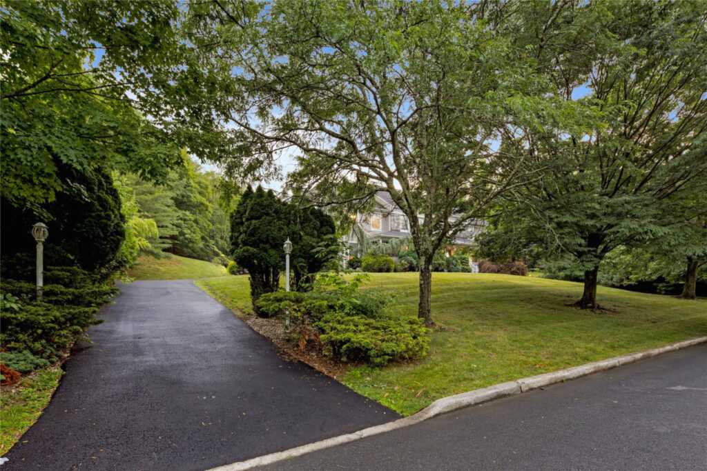 10 Golden Road, Suffern, NY 10901 - Photo 3 of 38
