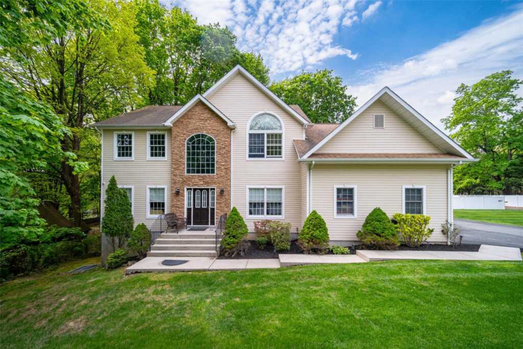 83 Airmont Road, Suffern, NY 10901 - Photo 2 of 40