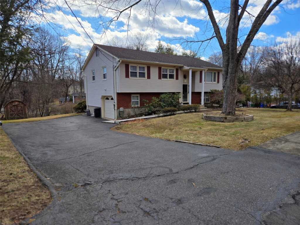 494 Blauvelt Road, Pearl River, NY 10965 - Photo 4 of 34
