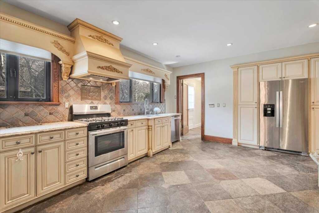 98 Rosehill Avenue, New Rochelle, NY 10804