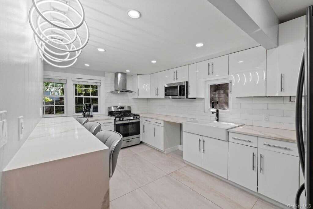 52 Pavilion Road, Suffern, NY 10901 - Photo 3 of 8