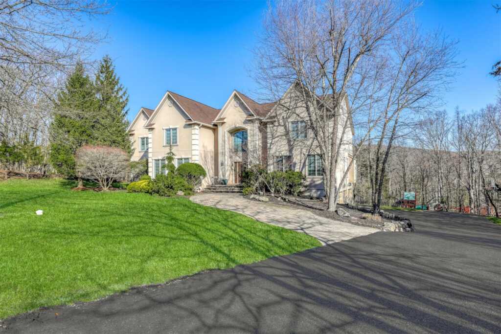 38 Powder Horn Drive, Suffern, NY 10901 - Photo 3 of 50
