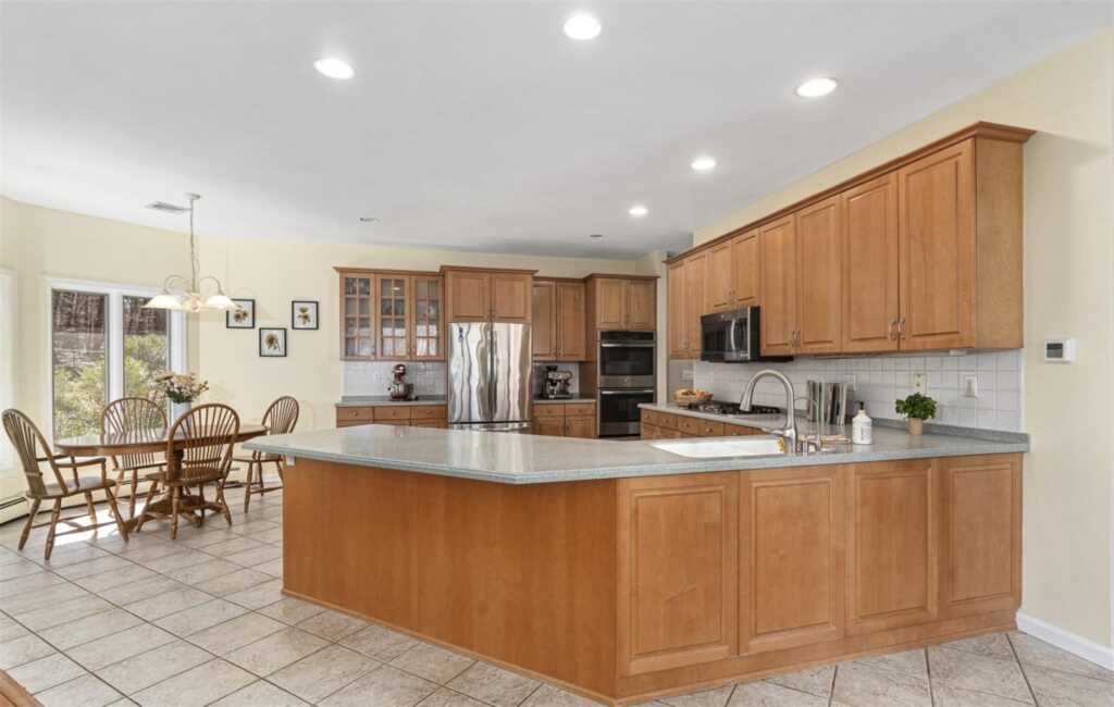 8 Wedge Way, Suffern, NY 10901 - Photo 8 of 39