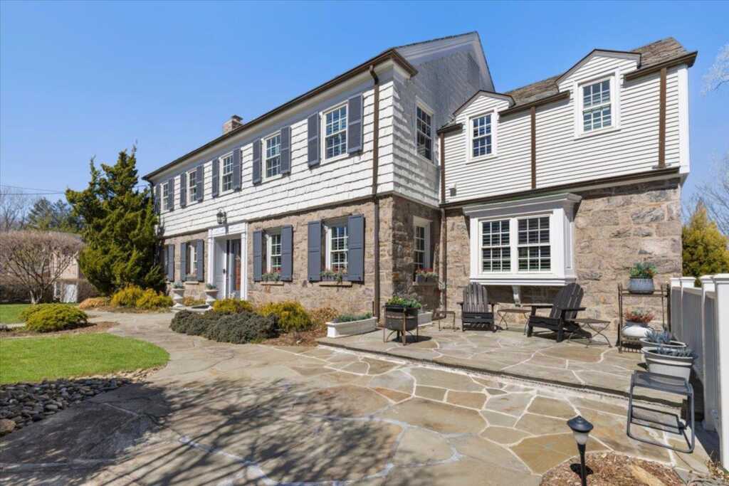 31 Colonial Road, White Plains, NY 10605 - Photo 2 of 36
