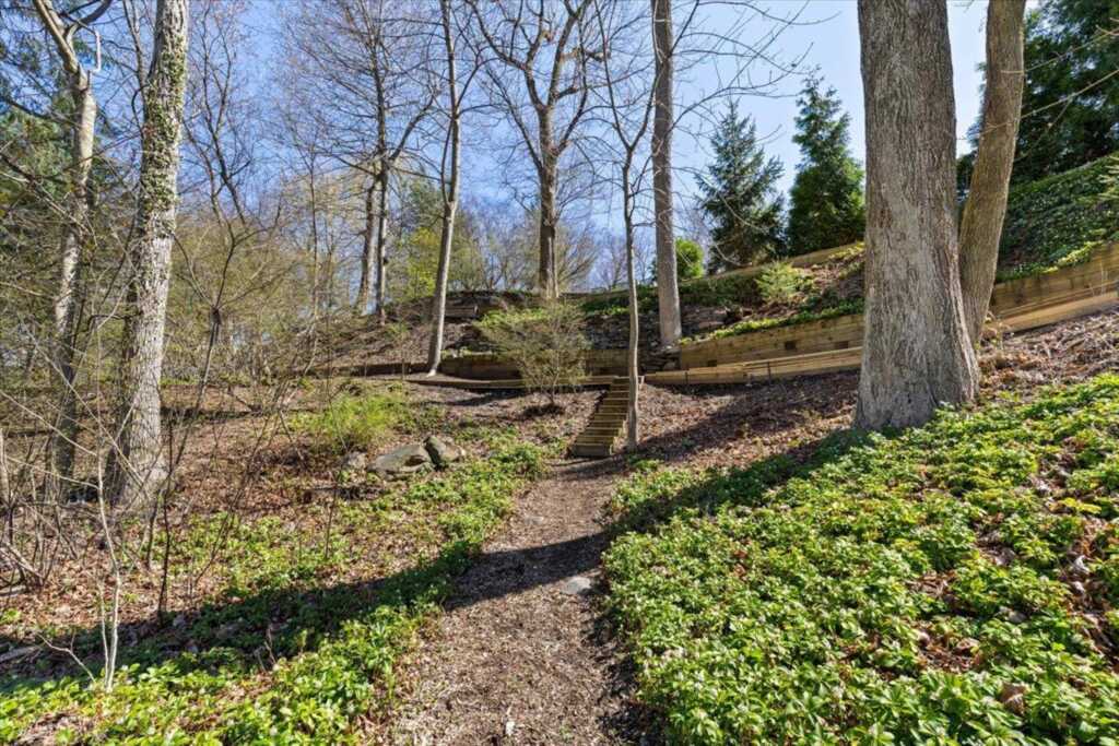 31 Colonial Road, White Plains, NY 10605 - Photo 3 of 36