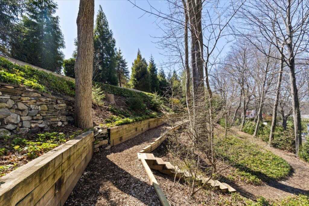 31 Colonial Road, White Plains, NY 10605 - Photo 4 of 36