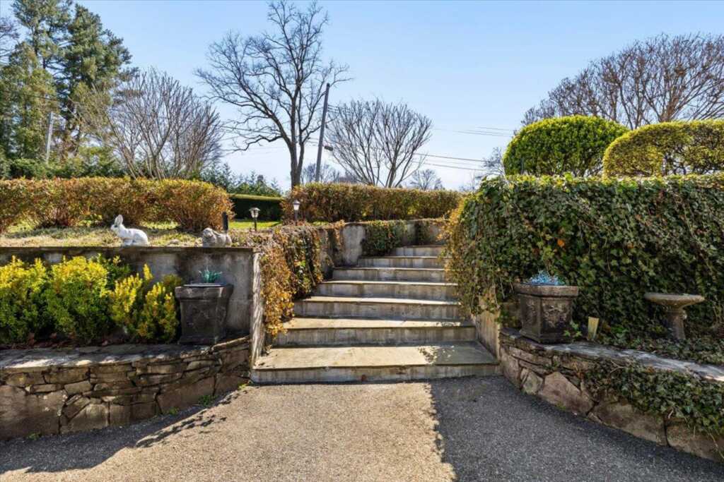 31 Colonial Road, White Plains, NY 10605 - Photo 5 of 36