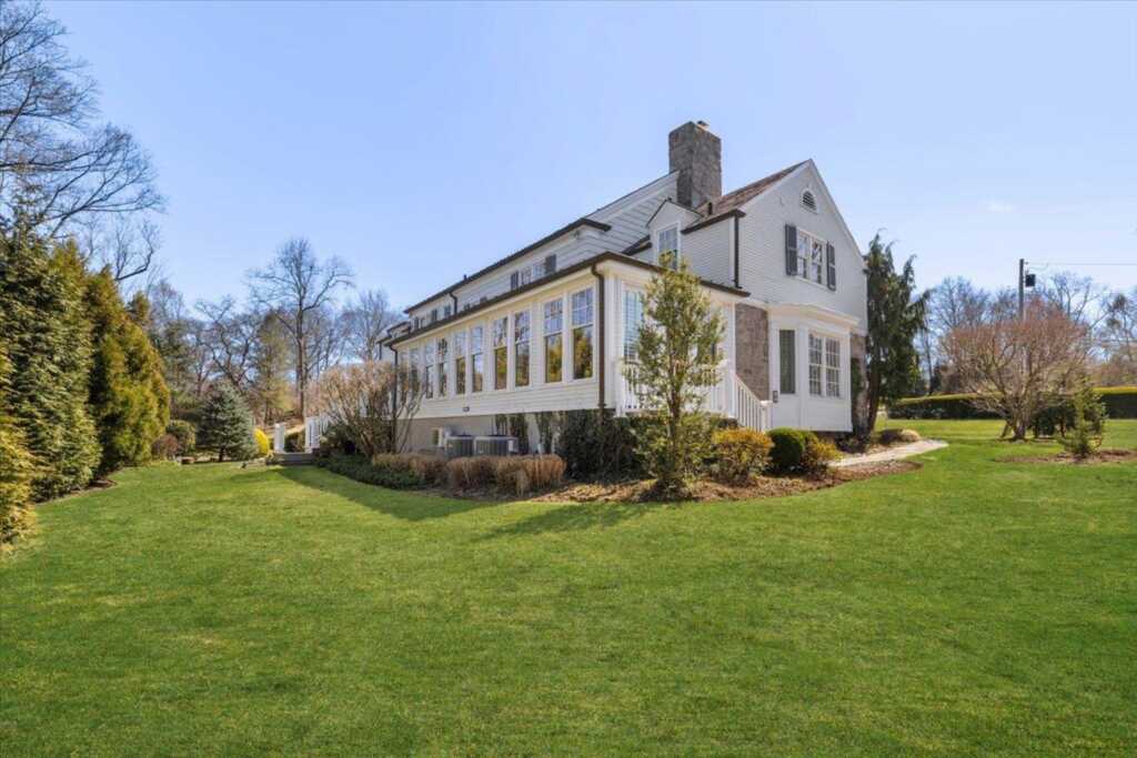 31 Colonial Road, White Plains, NY 10605 - Photo 7 of 36