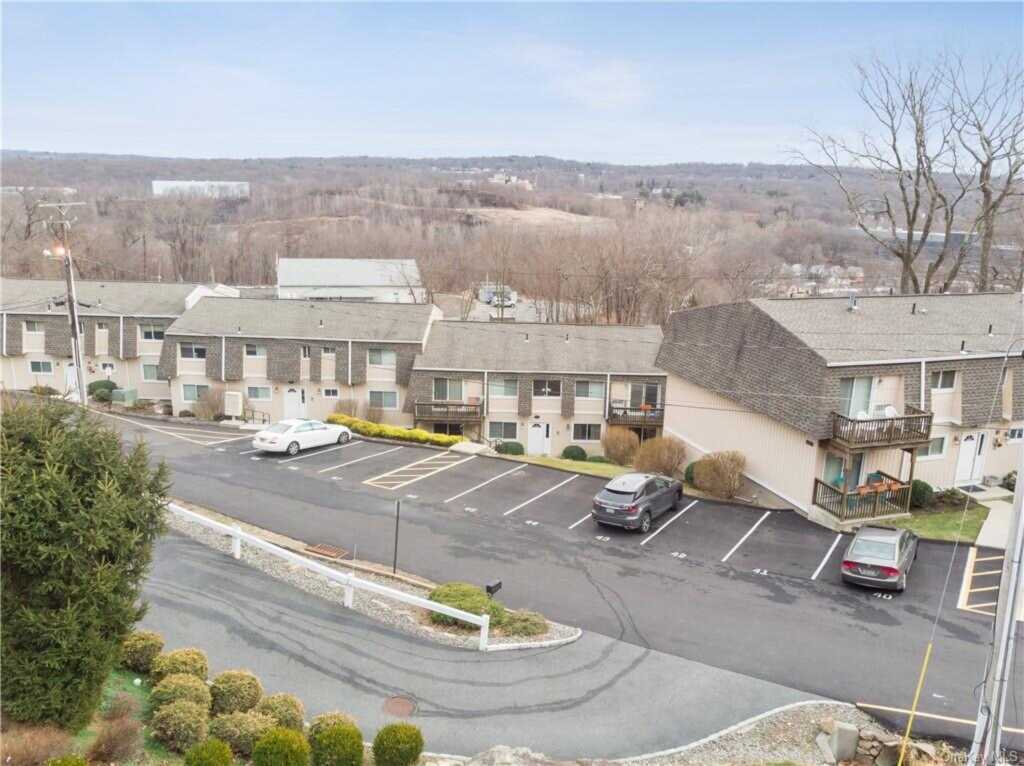 12 Pavilion Road, Unit #5, Suffern, NY 10901 - Photo 2 of 5