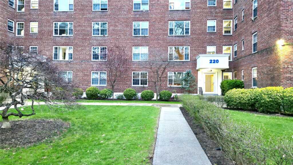 220 Pelham Road, Unit #3L, New Rochelle, NY 10805 - Photo 3 of 30
