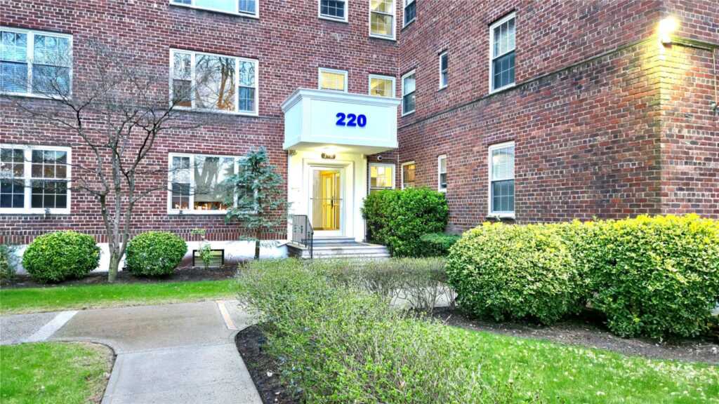 220 Pelham Road, Unit #3L, New Rochelle, NY 10805 - Photo 4 of 30