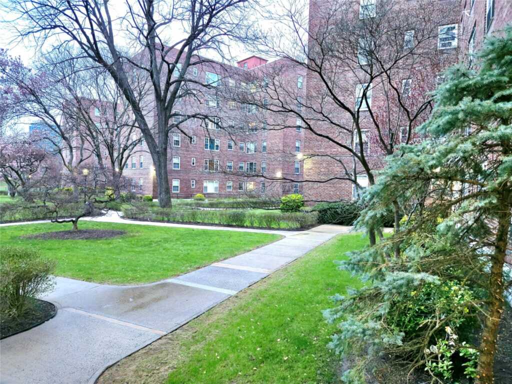 220 Pelham Road, Unit #3L, New Rochelle, NY 10805 - Photo 6 of 30