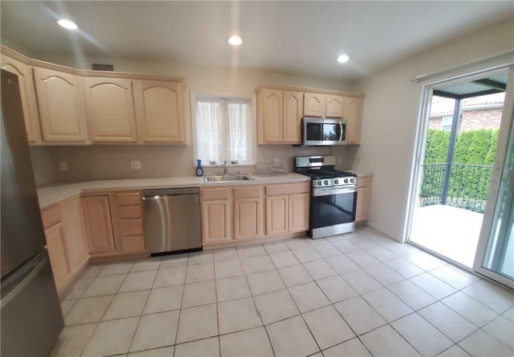 315 Washington Avenue, Unit #Unit 1, New Rochelle, NY 10801 - Photo 3 of 29