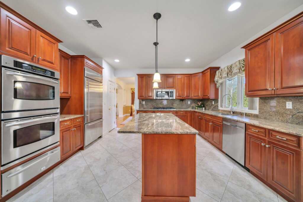25 Charnwood Drive, Suffern, NY 10901 - Photo 12 of 44