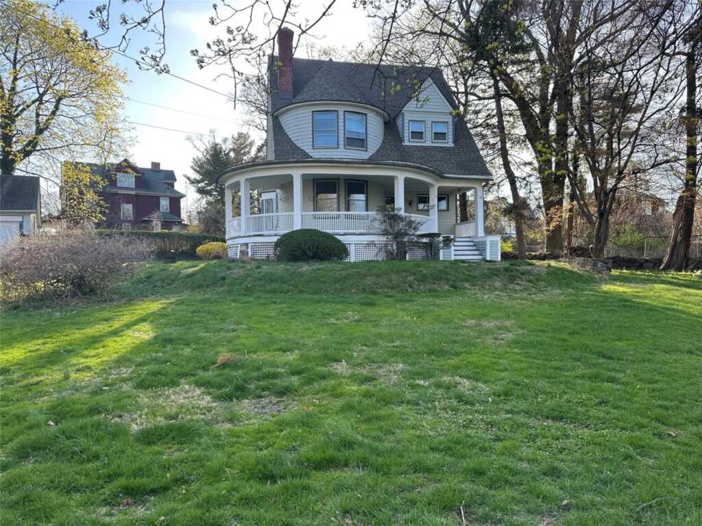 8 The Serpentine, New Rochelle, NY 10801 - Photo 1 of 30