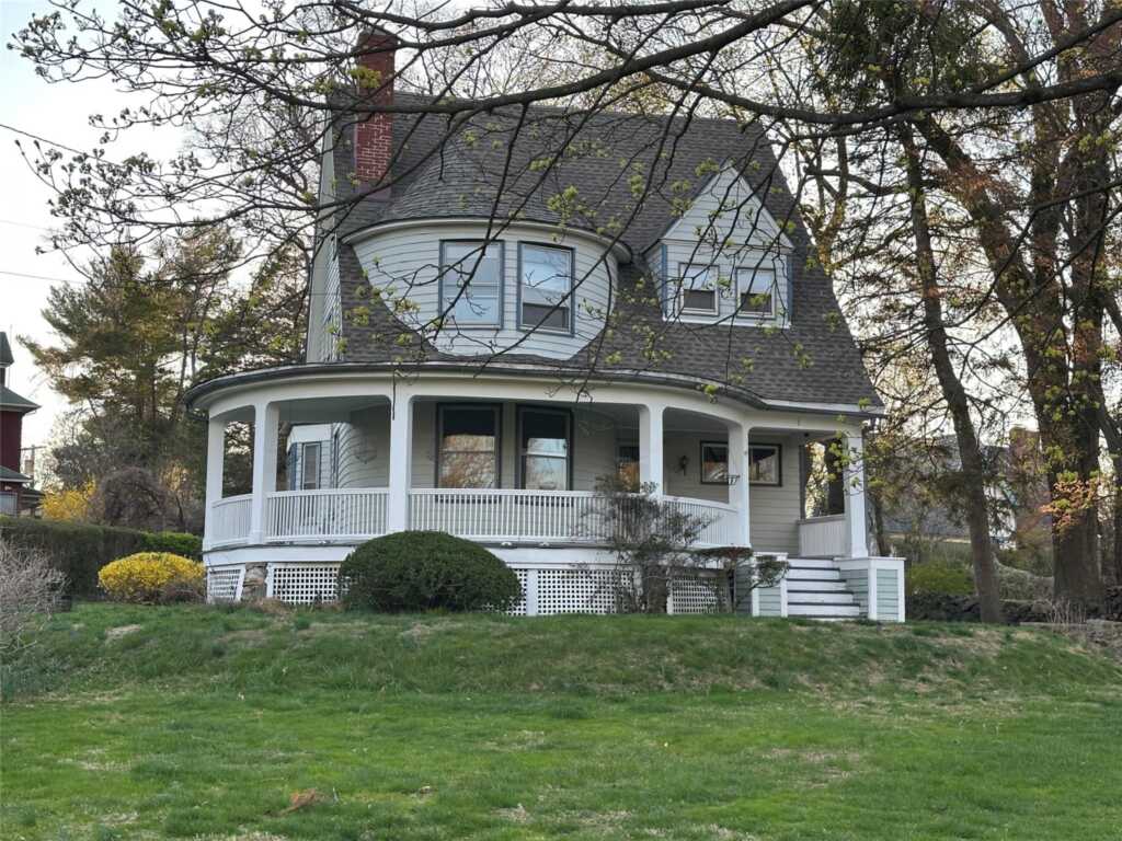 8 The Serpentine, New Rochelle, NY 10801 - Photo 2 of 30