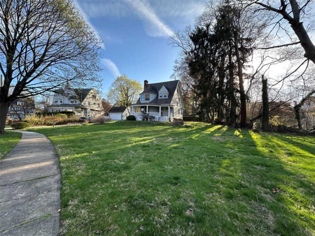 8 The Serpentine, New Rochelle, NY 10801 - Photo 27 of 30