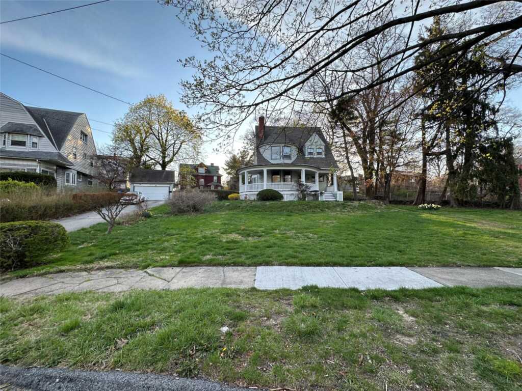 8 The Serpentine, New Rochelle, NY 10801 - Photo 29 of 30
