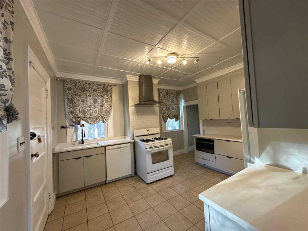 8 The Serpentine, New Rochelle, NY 10801 - Photo 8 of 30