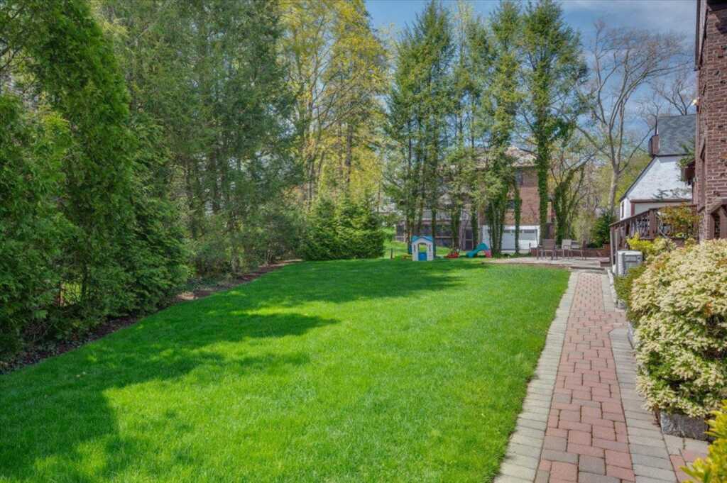 10 Byworth Road, New Rochelle, NY 10804 - Photo 23 of 37