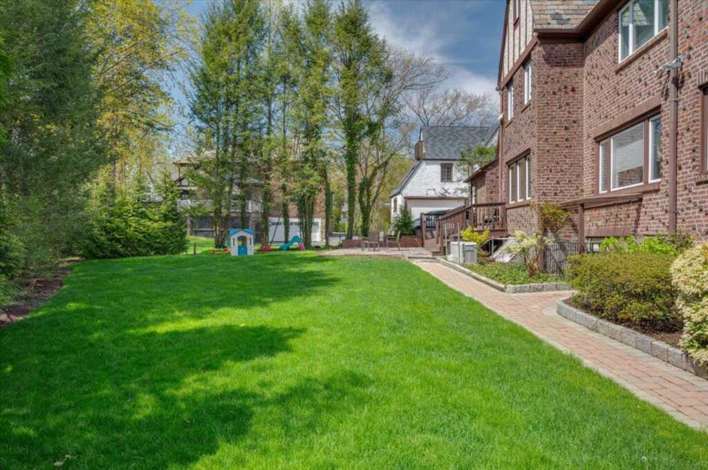 10 Byworth Road, New Rochelle, NY 10804 - Photo 31 of 37