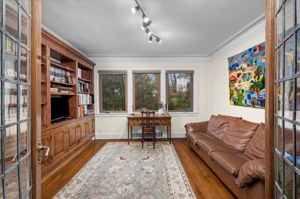 10 Byworth Road, New Rochelle, NY 10804 - Photo 4 of 37