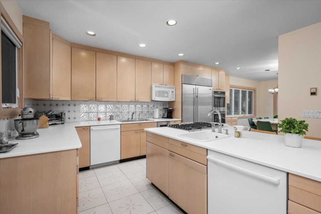 10 Byworth Road, New Rochelle, NY 10804 - Photo 7 of 37