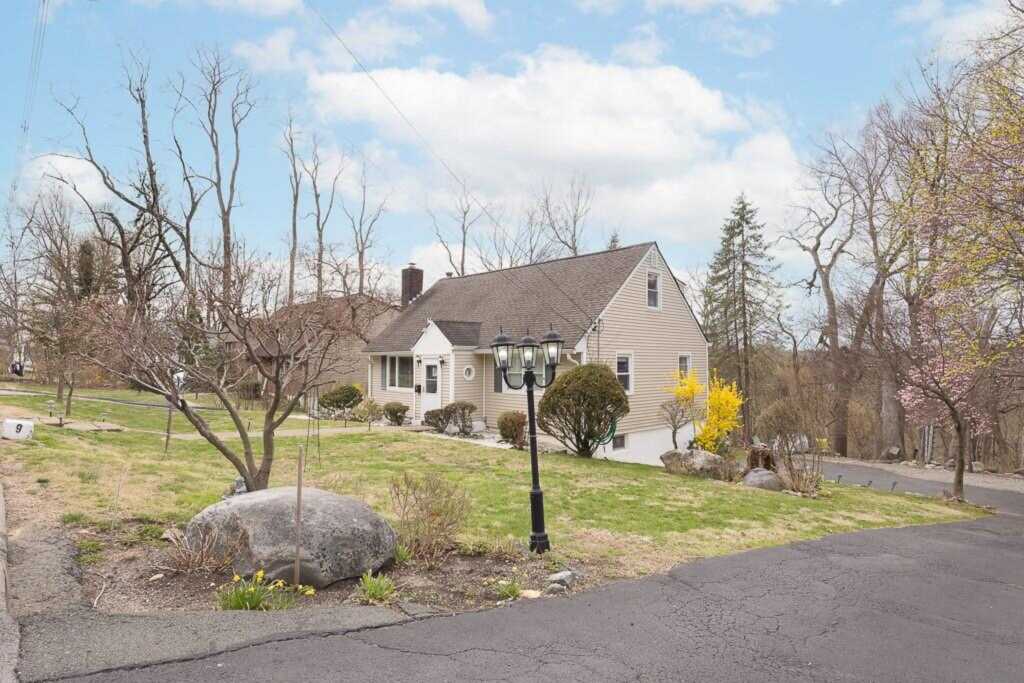 9 Durham Road, White Plains, NY 10607 - Photo 3 of 29