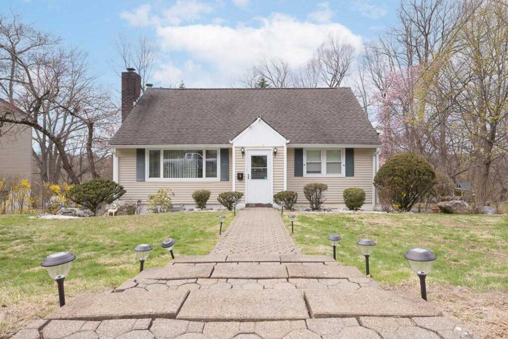 9 Durham Road, White Plains, NY 10607 - Photo 4 of 29