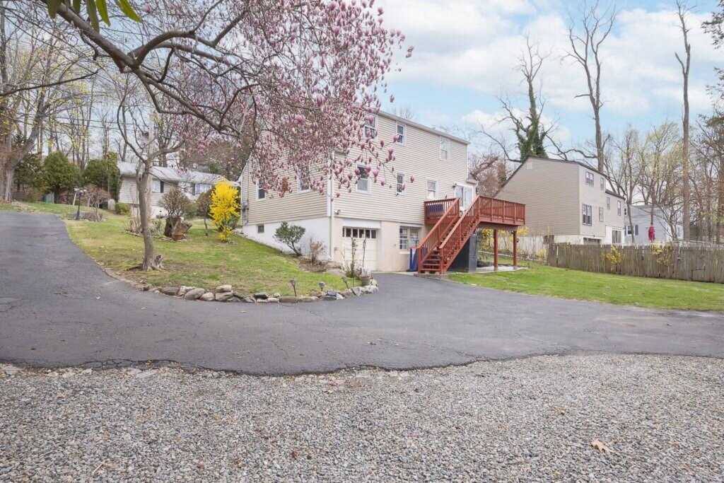 9 Durham Road, White Plains, NY 10607 - Photo 5 of 29