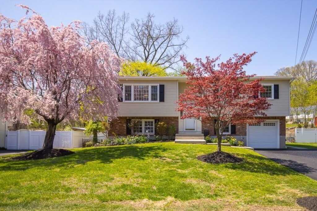8 Jackson Drive, Stony Point, NY 10980