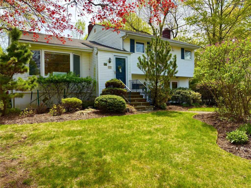 103 Nauraushaun Road, Pearl River, NY 10965