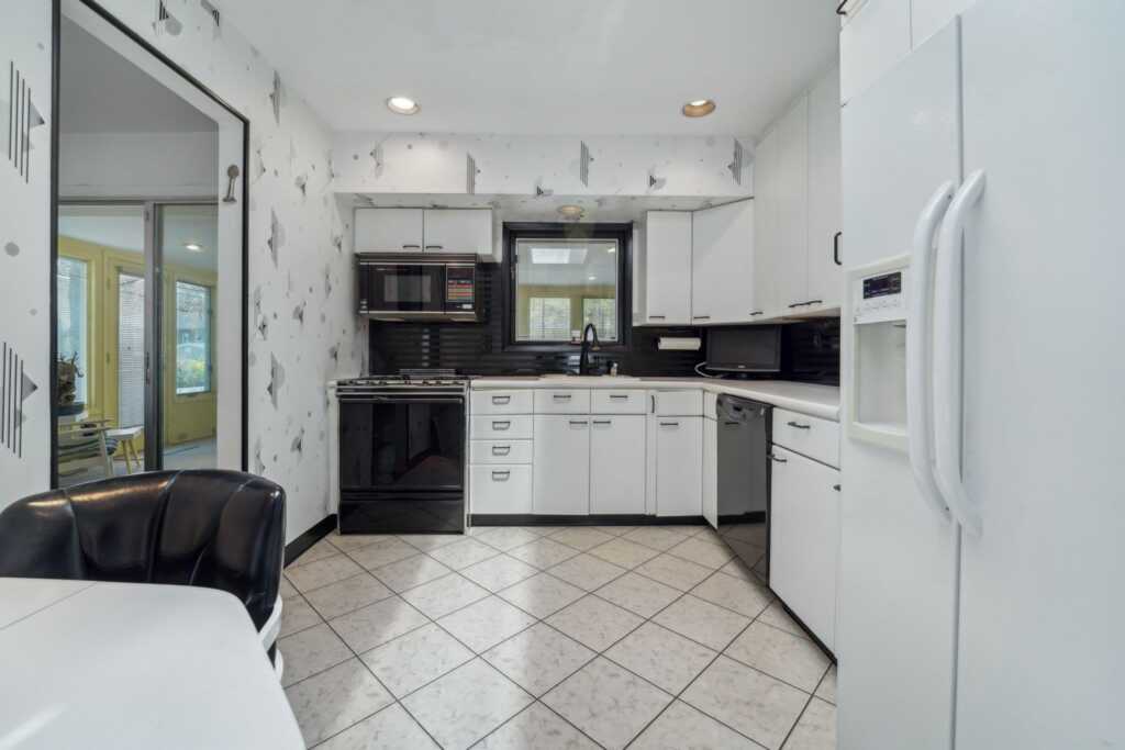 103 Nauraushaun Road, Pearl River, NY 10965 - Photo 11 of 33