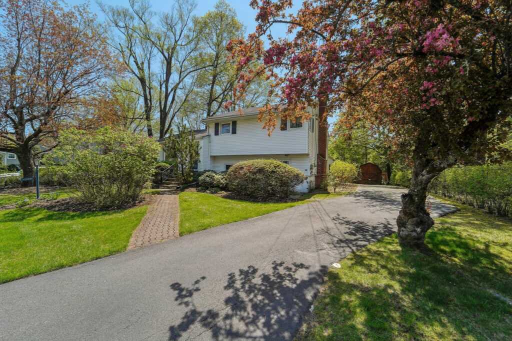 103 Nauraushaun Road, Pearl River, NY 10965 - Photo 2 of 33