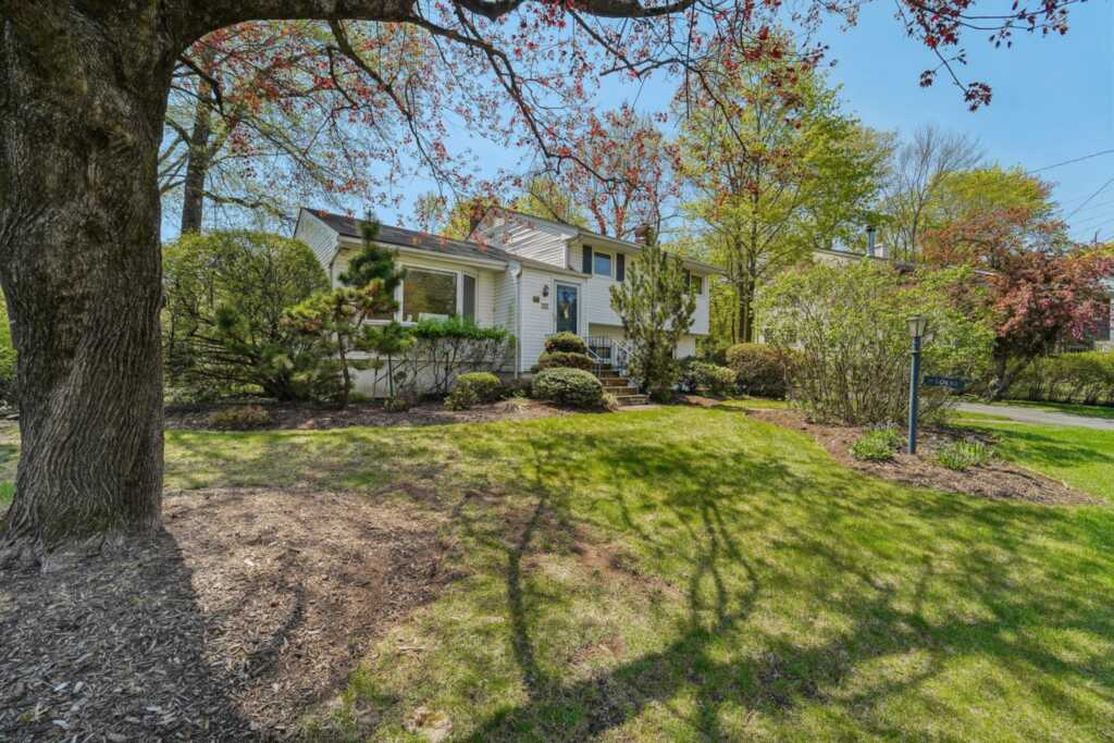 103 Nauraushaun Road, Pearl River, NY 10965 - Photo 3 of 33