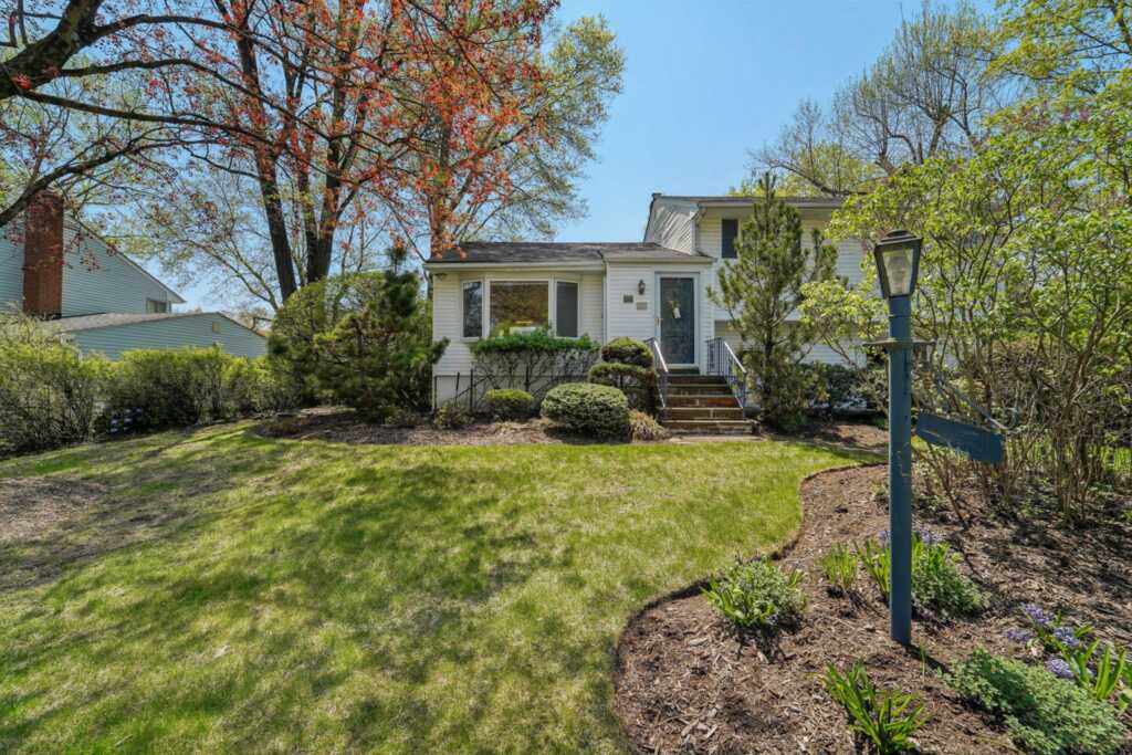 103 Nauraushaun Road, Pearl River, NY 10965 - Photo 4 of 33