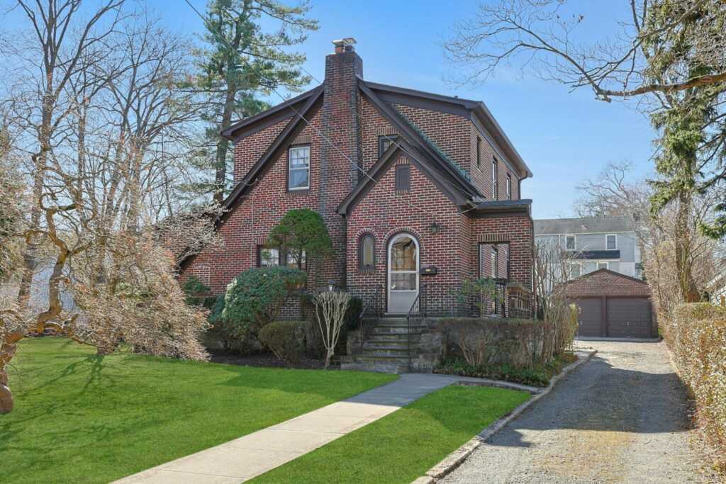 10 Robins Road, New Rochelle, NY 10801