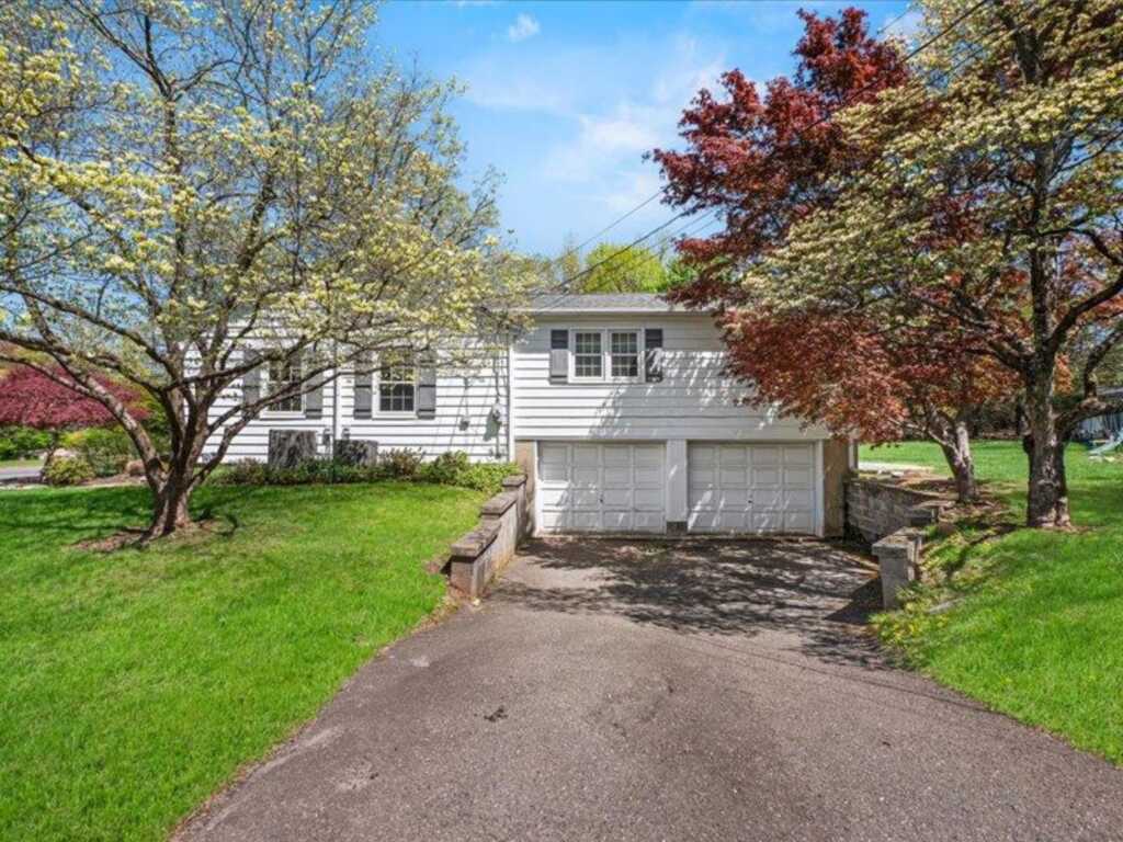 76 Airmont Road, Suffern, NY 10901 - Photo 4 of 38
