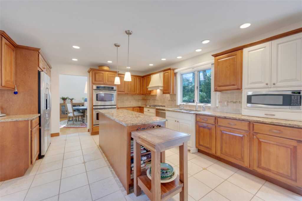 155 Barton Road, White Plains, NY 10605 - Photo 5 of 32