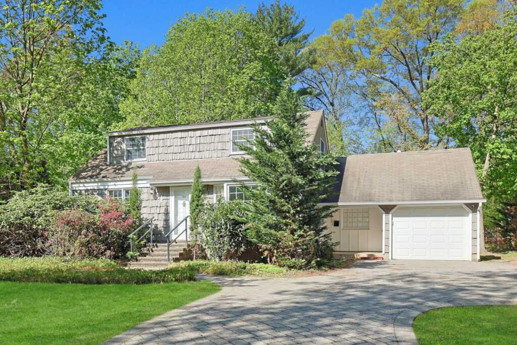 35 Harding Street, Pearl River, NY 10965 - Photo 5 of 31