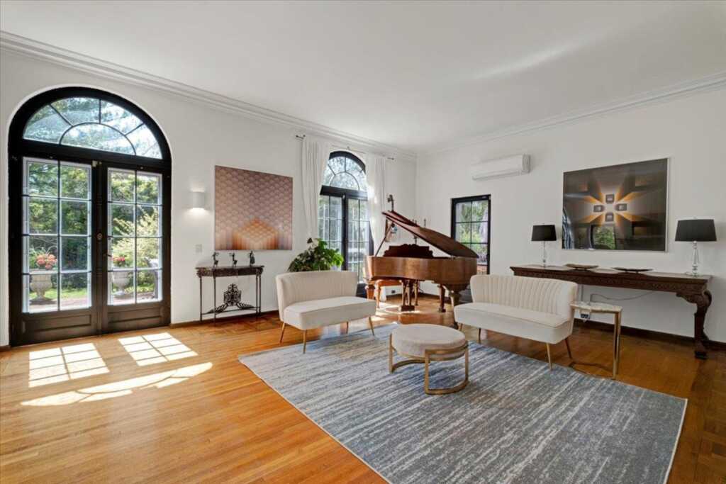 376 Beechmont Drive, New Rochelle, NY 10804 - Photo 4 of 30
