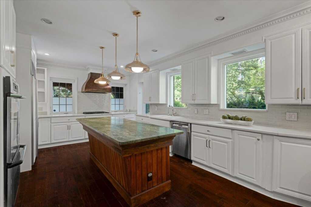 376 Beechmont Drive, New Rochelle, NY 10804 - Photo 8 of 30