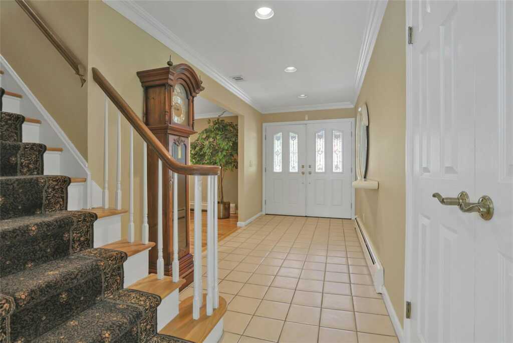 8 Tioga Court, New City, NY 10956 - Photo 3 of 37