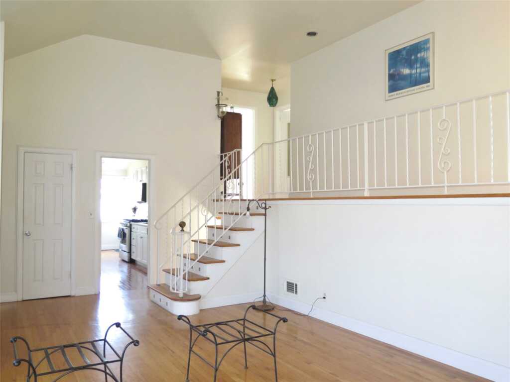 25 Winchester Oval, Unit ##1, New Rochelle, NY 10805 - Photo 4 of 15