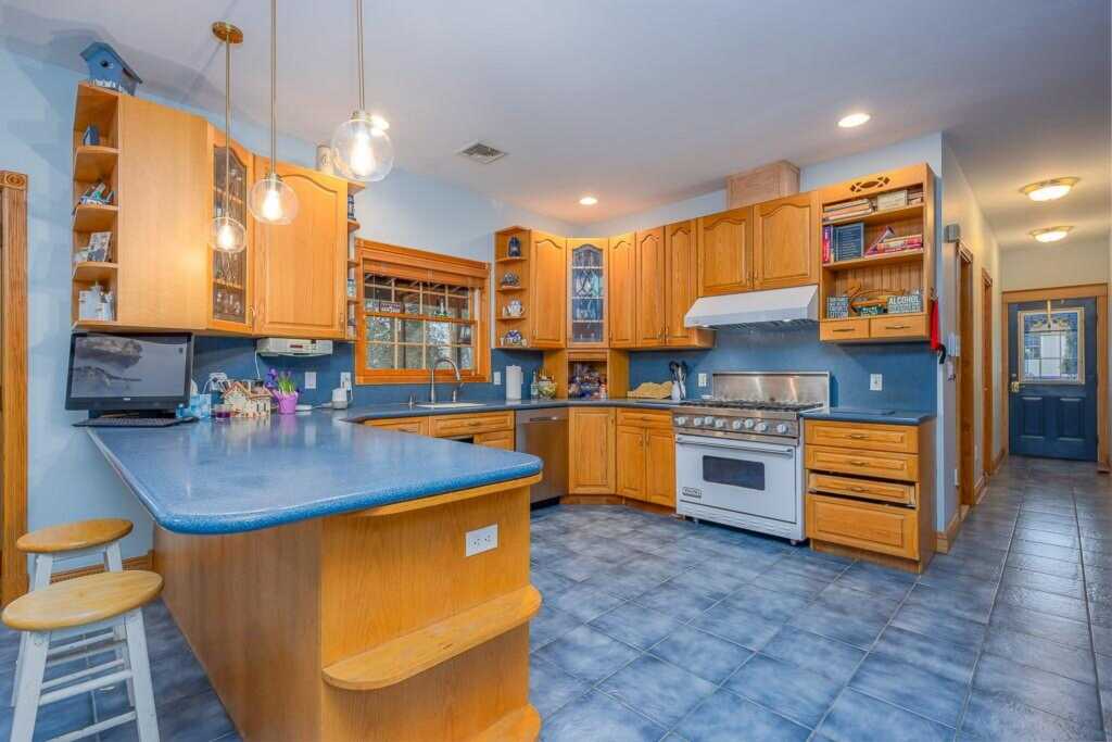 332 Middletown Road, Pearl River, NY 10965 - Photo 11 of 40