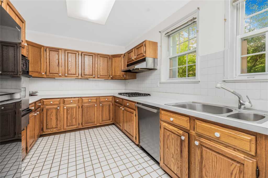 158 Old Mamaroneck Road, White Plains, NY 10605 - Photo 11 of 24